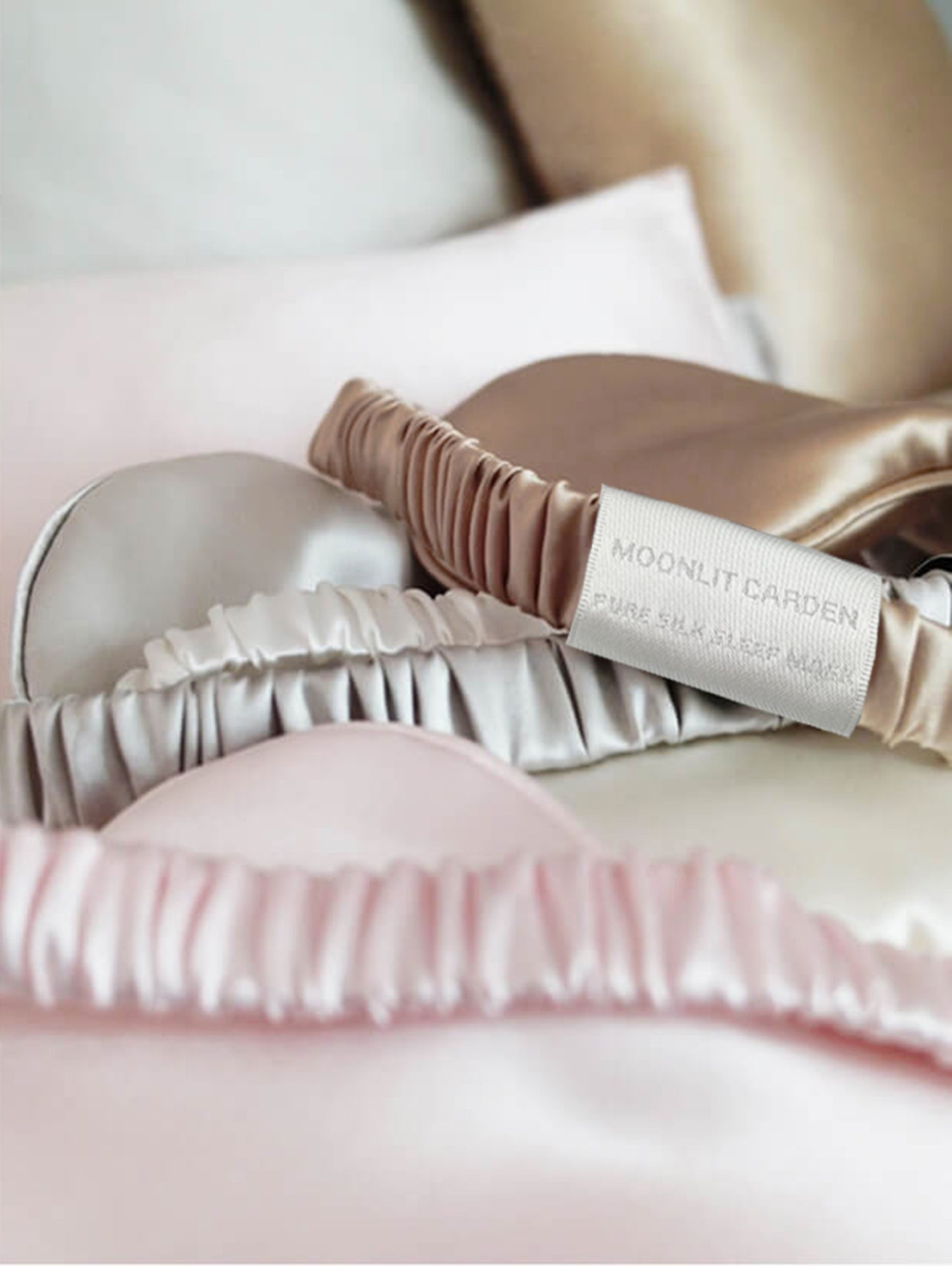 MOONLIT GARDEN 22 Momme Mulberry Silk Sleep Mask White