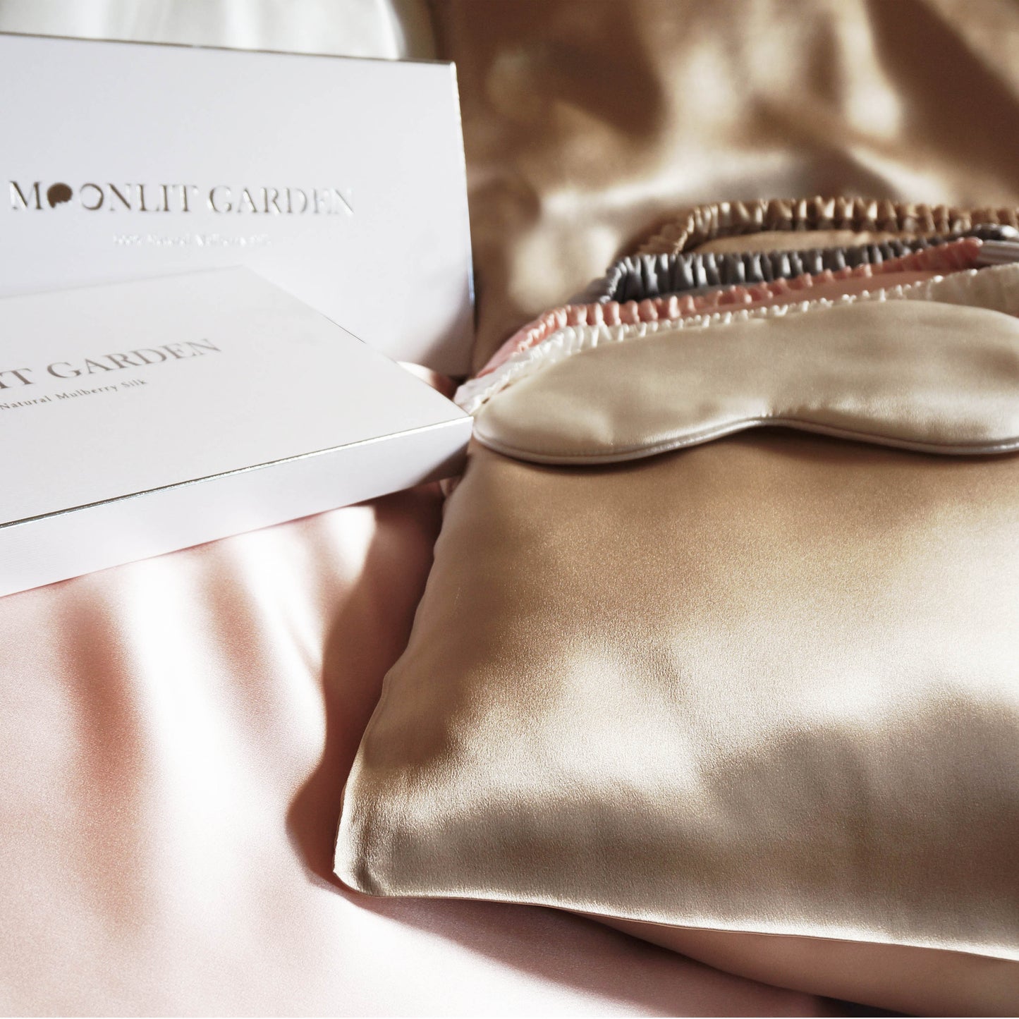 MOONLIT GARDEN 22 Momme Mulberry Silk Pillowcase & Sleep Mask White Set
