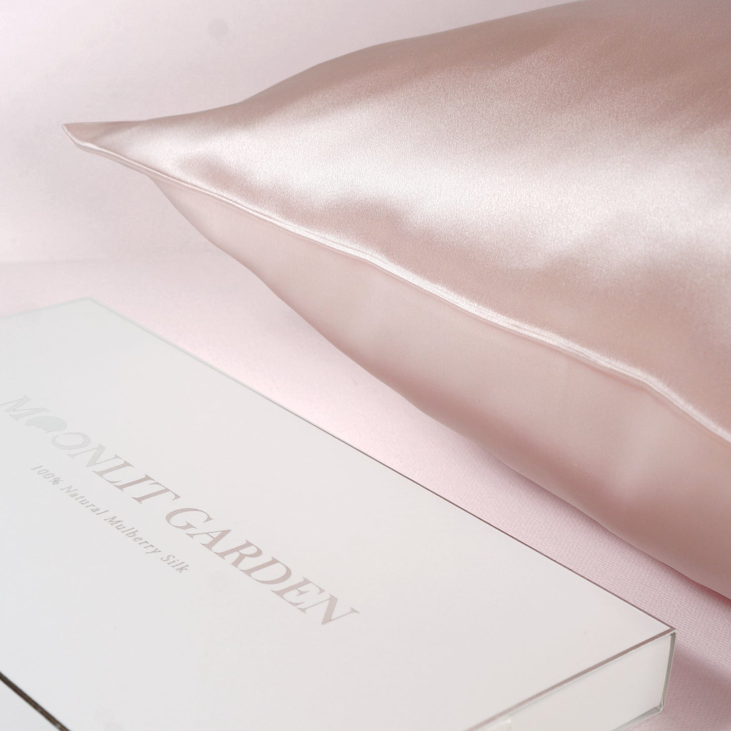 MOONLIT GARDEN 22 Momme Mulberry Silk Pillowcase Pink