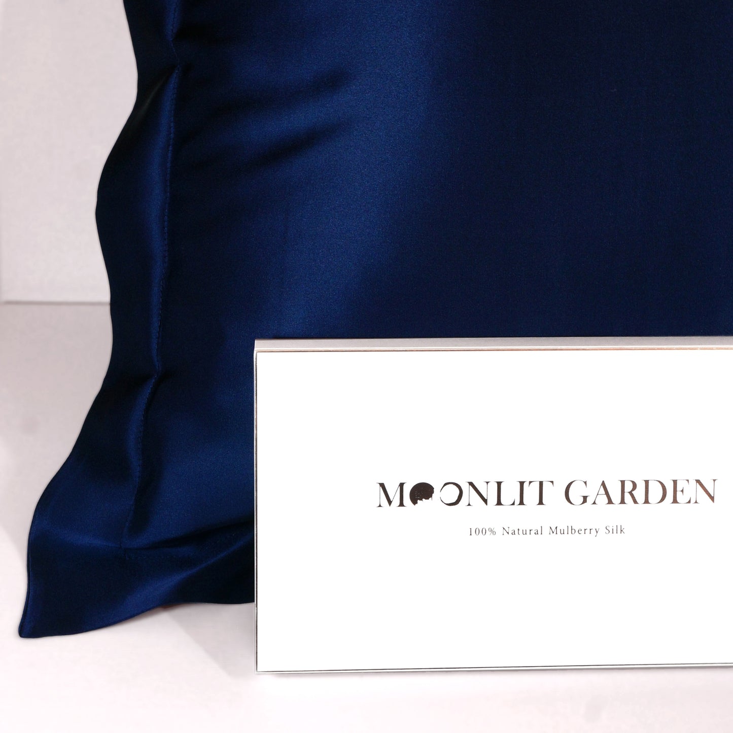 MOONLIT GARDEN 22 Momme Mulberry Silk Pillowcase Wide Brim Navy